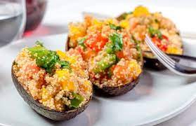 aguacate relleno con quinoa