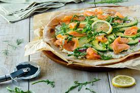 pizza de aguacate con gambas