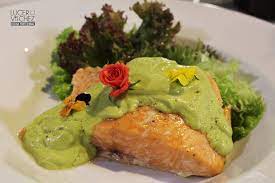 salmon con salsa de aguacate