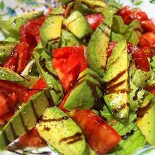 aguacate con tomate