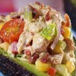 aguacate relleno de tomate