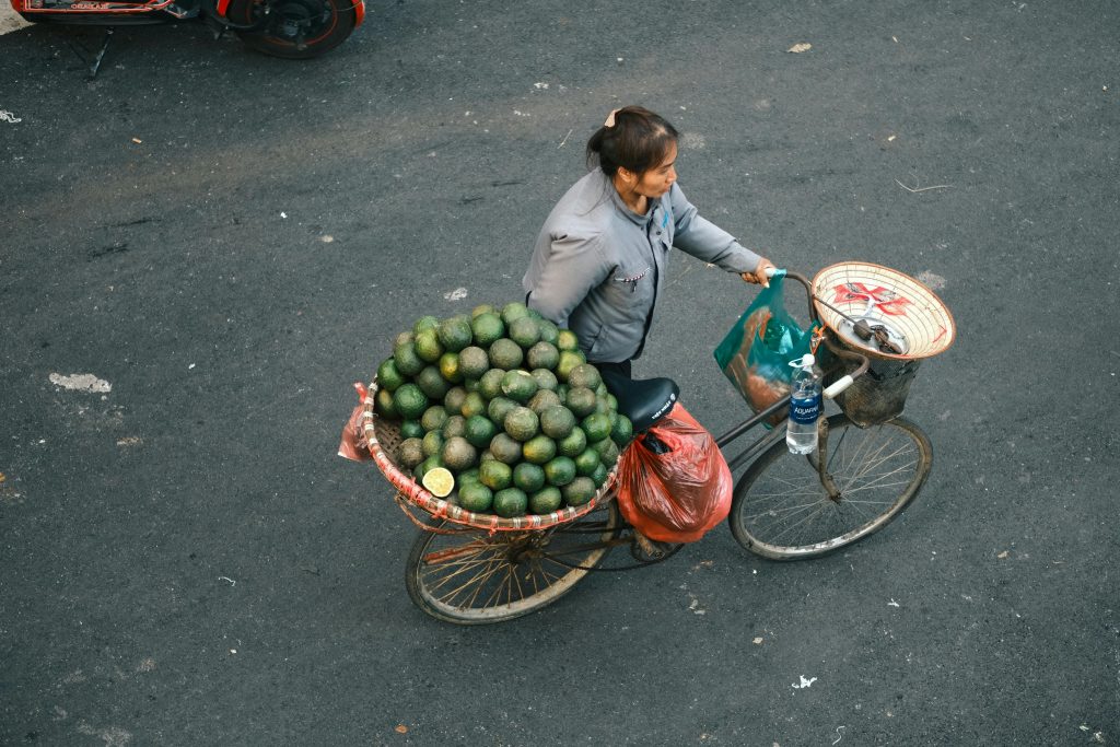 mujer con aguacates